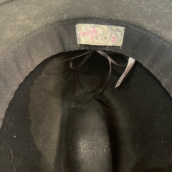 Free people Wythe black wool hat. One size fits most, leather strap. - Picture 2 of 3